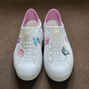 NWT Skechers Sneakers